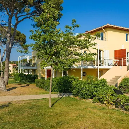 Apartment In Le Brusc Near Sandy Beach شقة