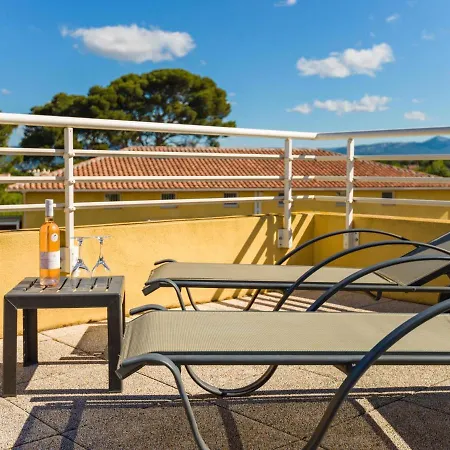 Apartment In Le Brusc Near Sandy Beach سيكس-فور-لو-بلاج