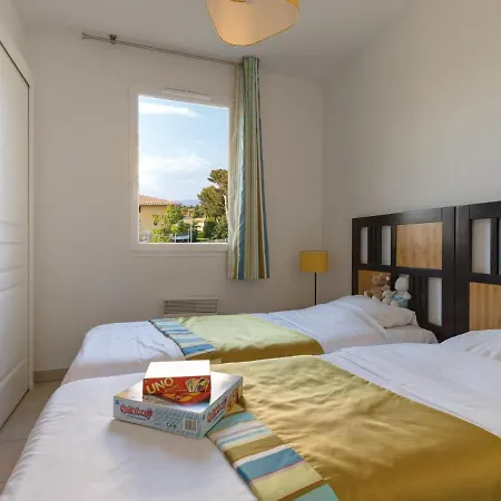 Apartment In Le Brusc Near Sandy Beach شقة