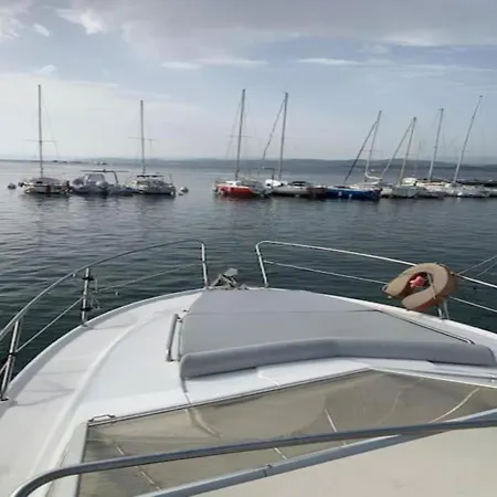 شقة Apartment In Le Brusc Near Sandy Beach سيكس-فور-لو-بلاج