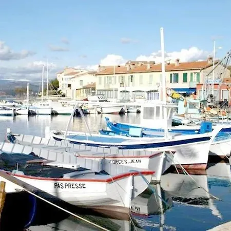 Apartment In Le Brusc Near Sandy Beach *