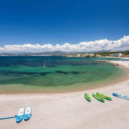 Apartment In Le Brusc Near Sandy Beach شقة